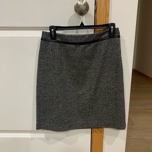 ANN TAYLOR SKIRT WITH BELT. SIZE 4